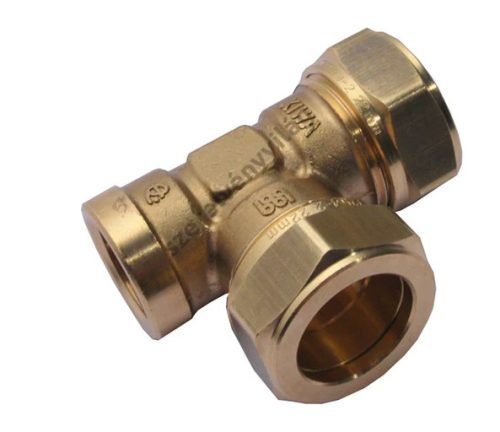 T csatlakozó idom két oldala 22 mm-es szorítógyűrűs menet rézcsőhöz, harmadik 1/2" belső mettel, kéziszerszámmal szerelhető