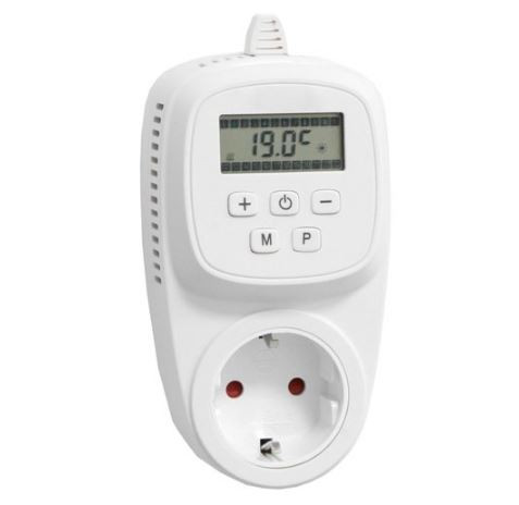 Thermostat with a universal socket that can be plugged into a socket